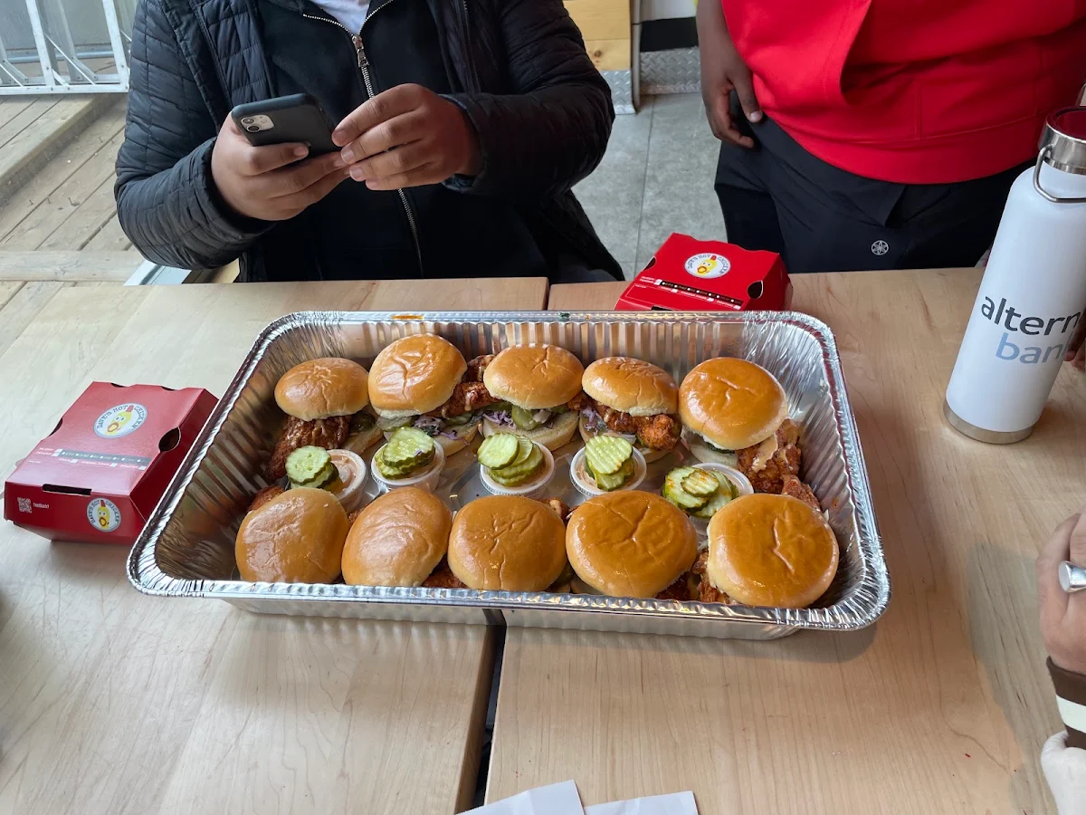 10 Silder Hot Box, Dave's Hot Chicken