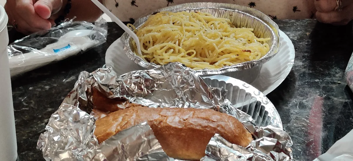 Spaghetti and Garlic Sauce with Garlic Bread