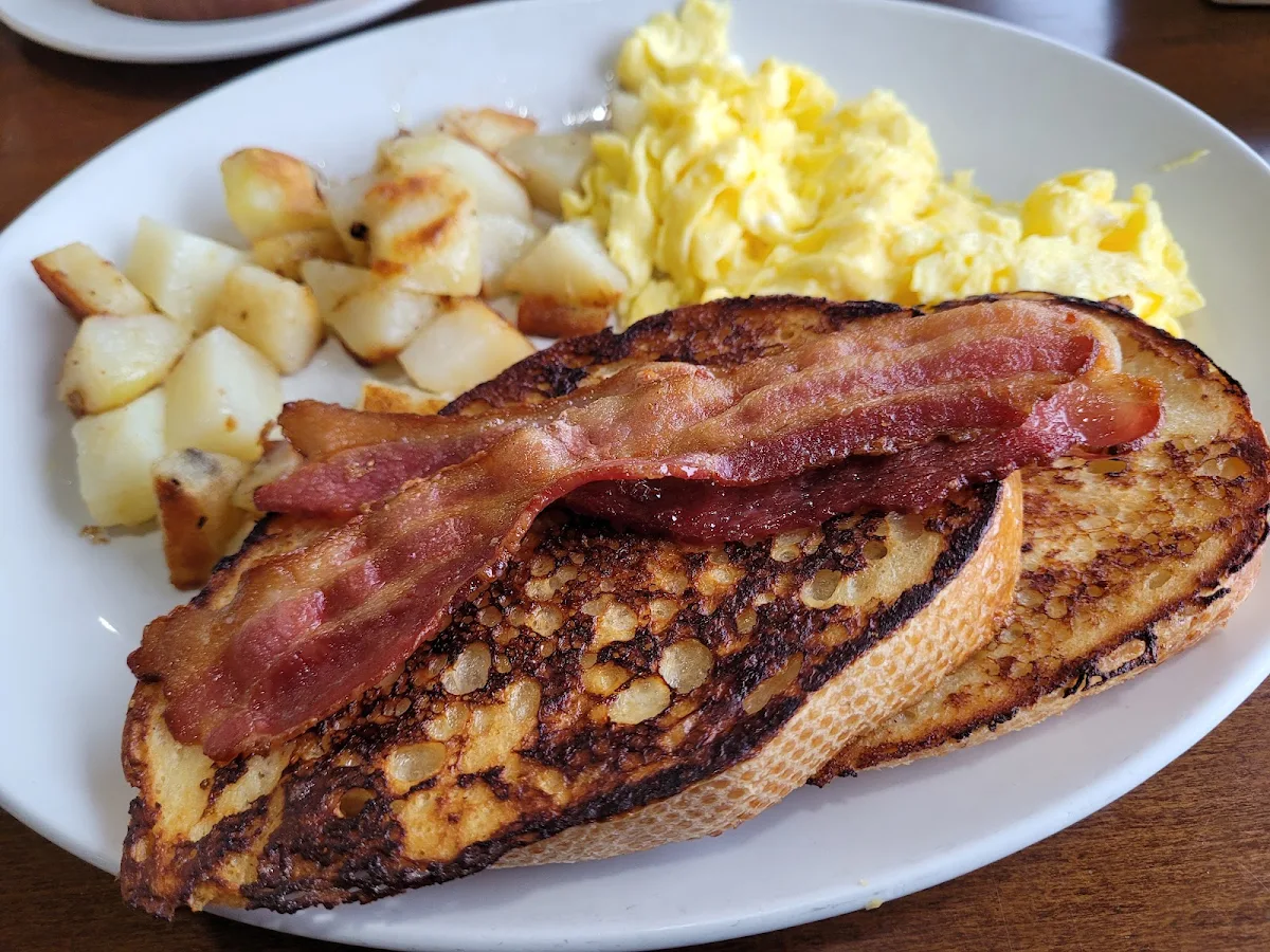 Highlights, Mama's Restaurant & Steakhouse
