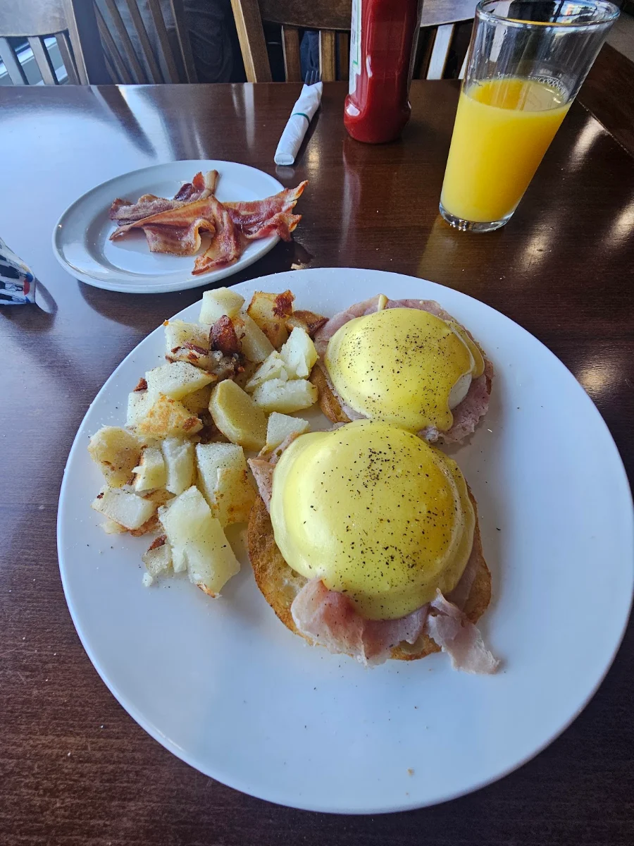 Highlights, Mama's Restaurant & Steakhouse