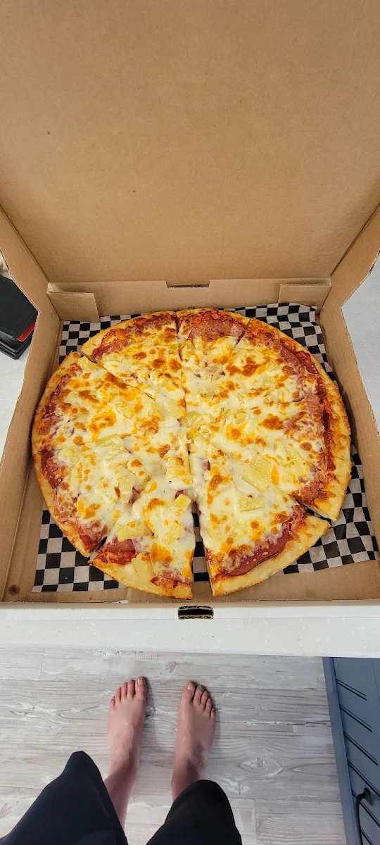 Hawaiian Pizza, Triple Hills Pizza & Donair🍻