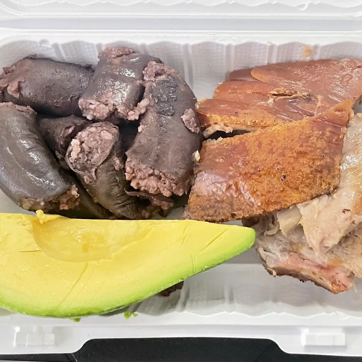 Lechón Asado Morcillas Y Aguacate