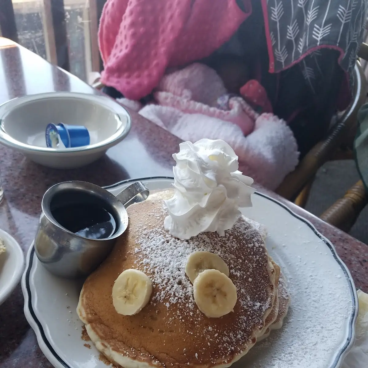 Small Stack Pancakes w Bananas