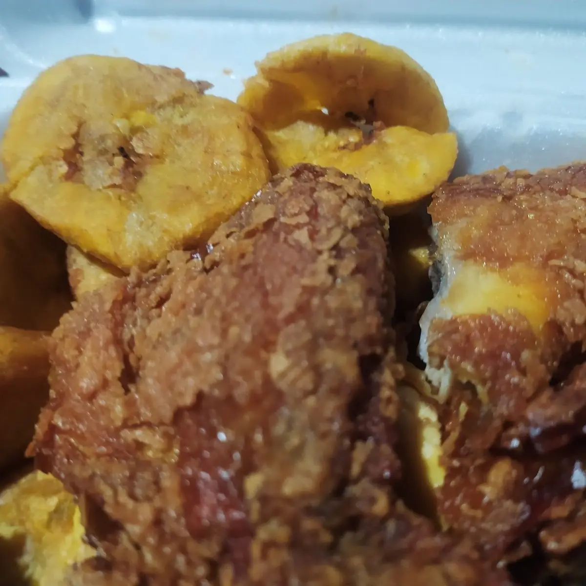 Pollo Frito Con Tostones de Plátano