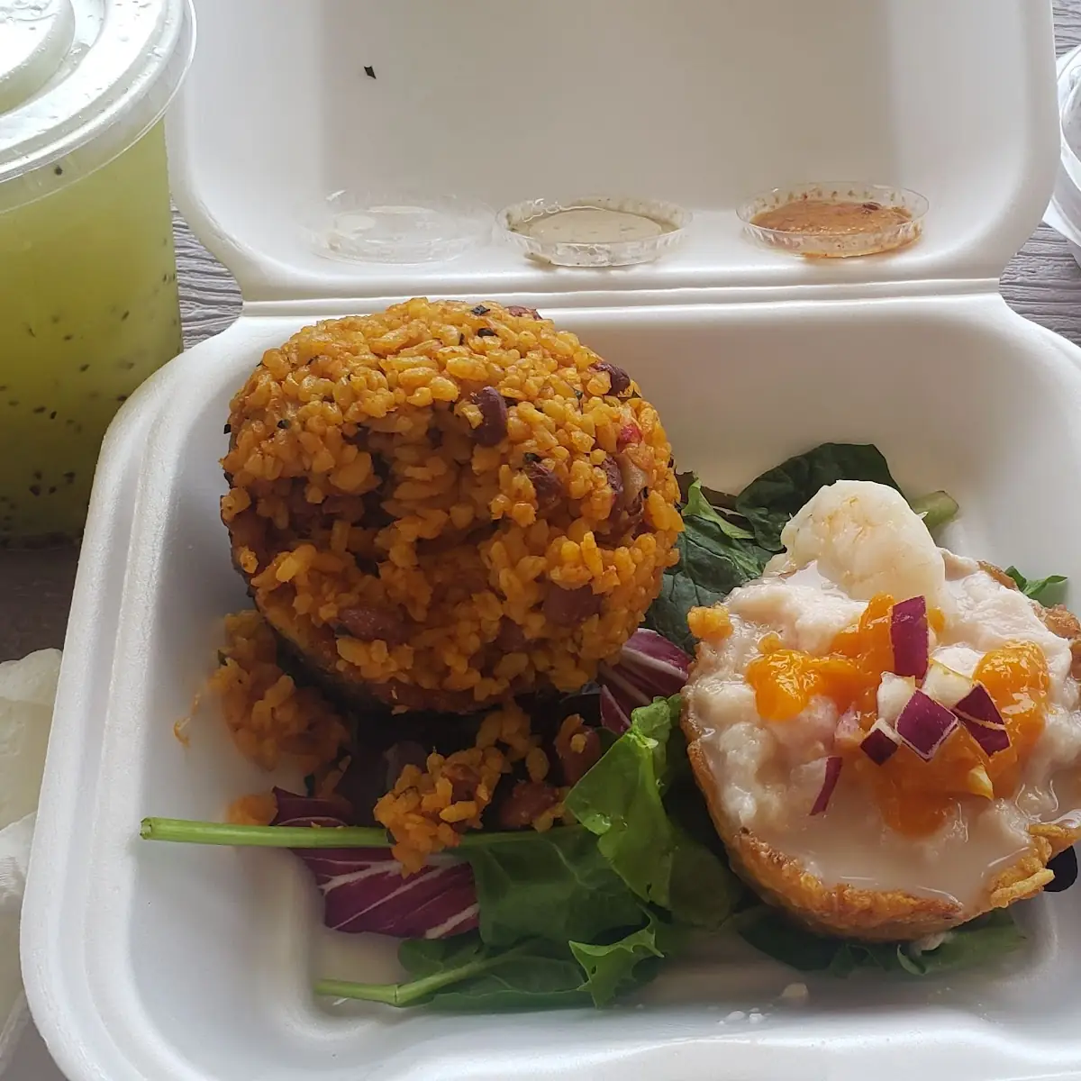 Arroz Mamposteao Ceviche De Coco Con Mangó Y Camarones Jugo De Kiwi Flan De Café