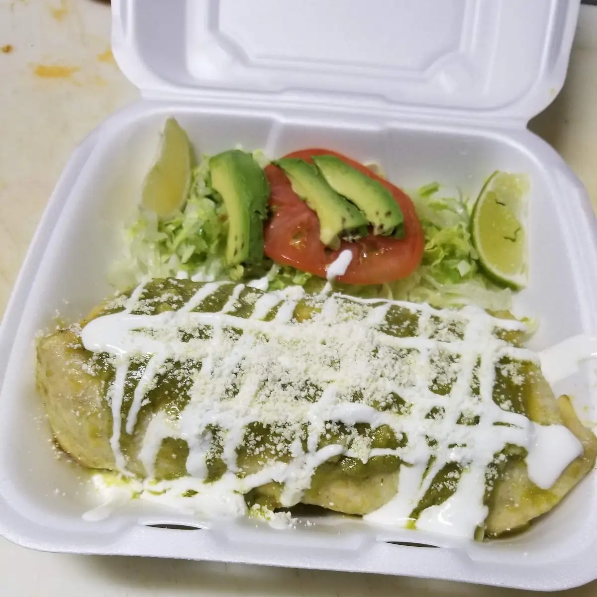 Burrito de Pollo Bañado En Salsa Verde