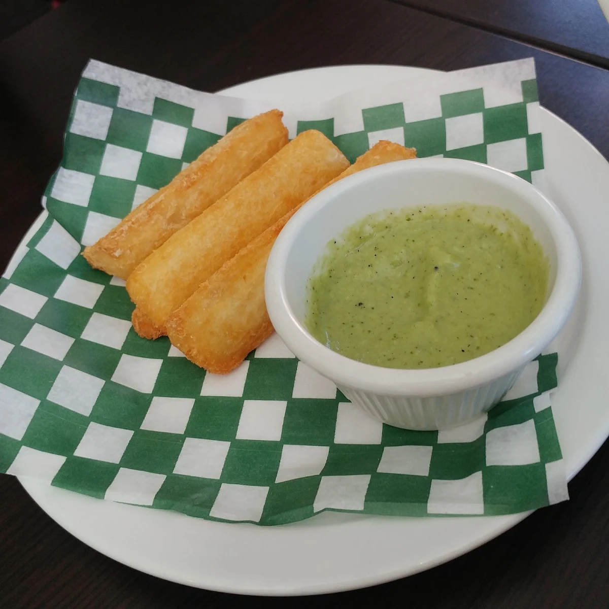 Bâtonnets de Manioc Avec Sauce d'avocat