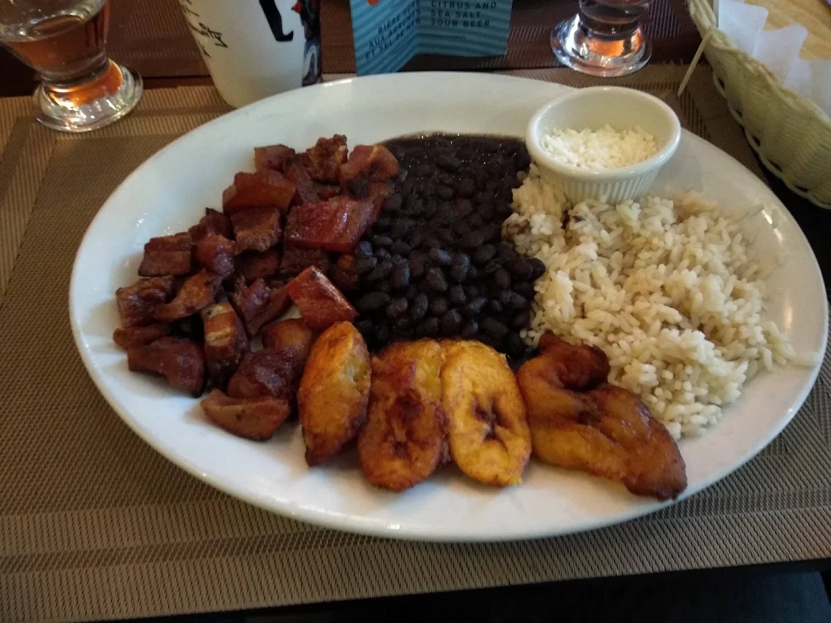 Plato Pabellón Carne Mechada