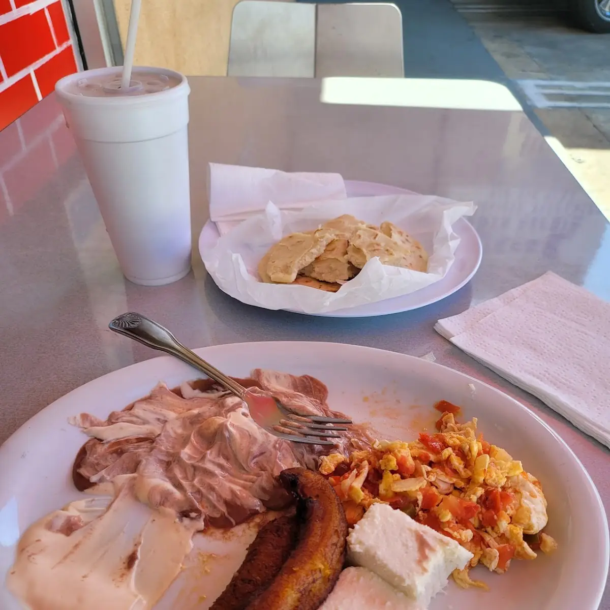 Horchata Salvadoreña Y Desayuno Tipico