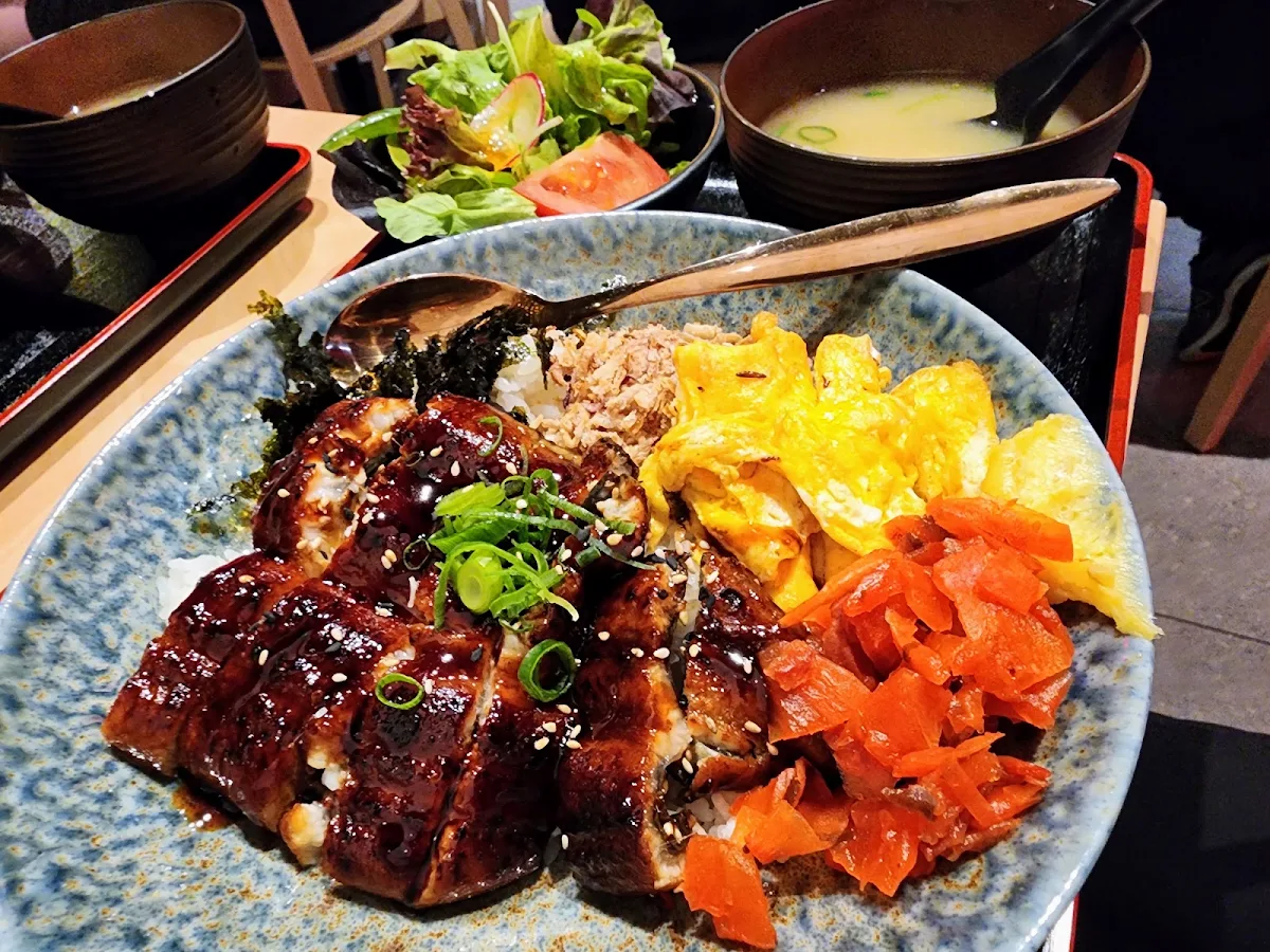 Donburi Unagi, Haku