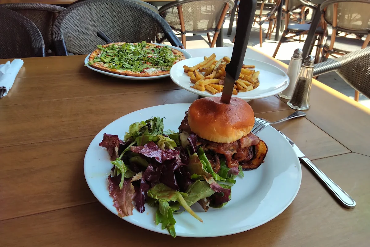 The Safari Burger, Safari Bar and Grill 1749 Avenue Rd