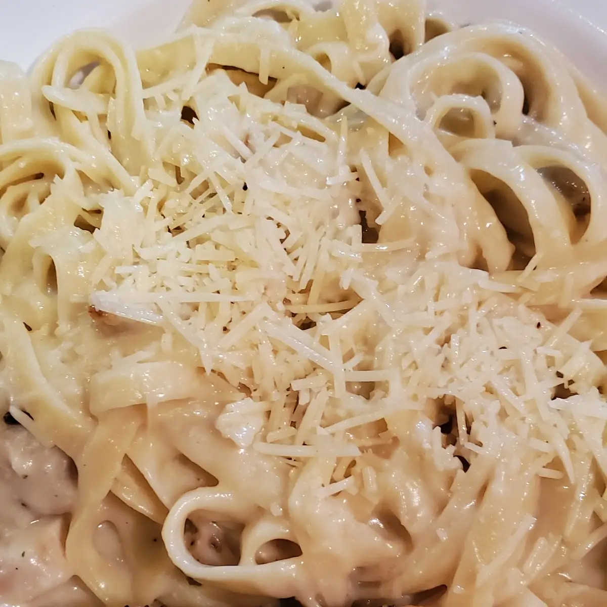 Chicken Fettuccine Alfredo with Bread