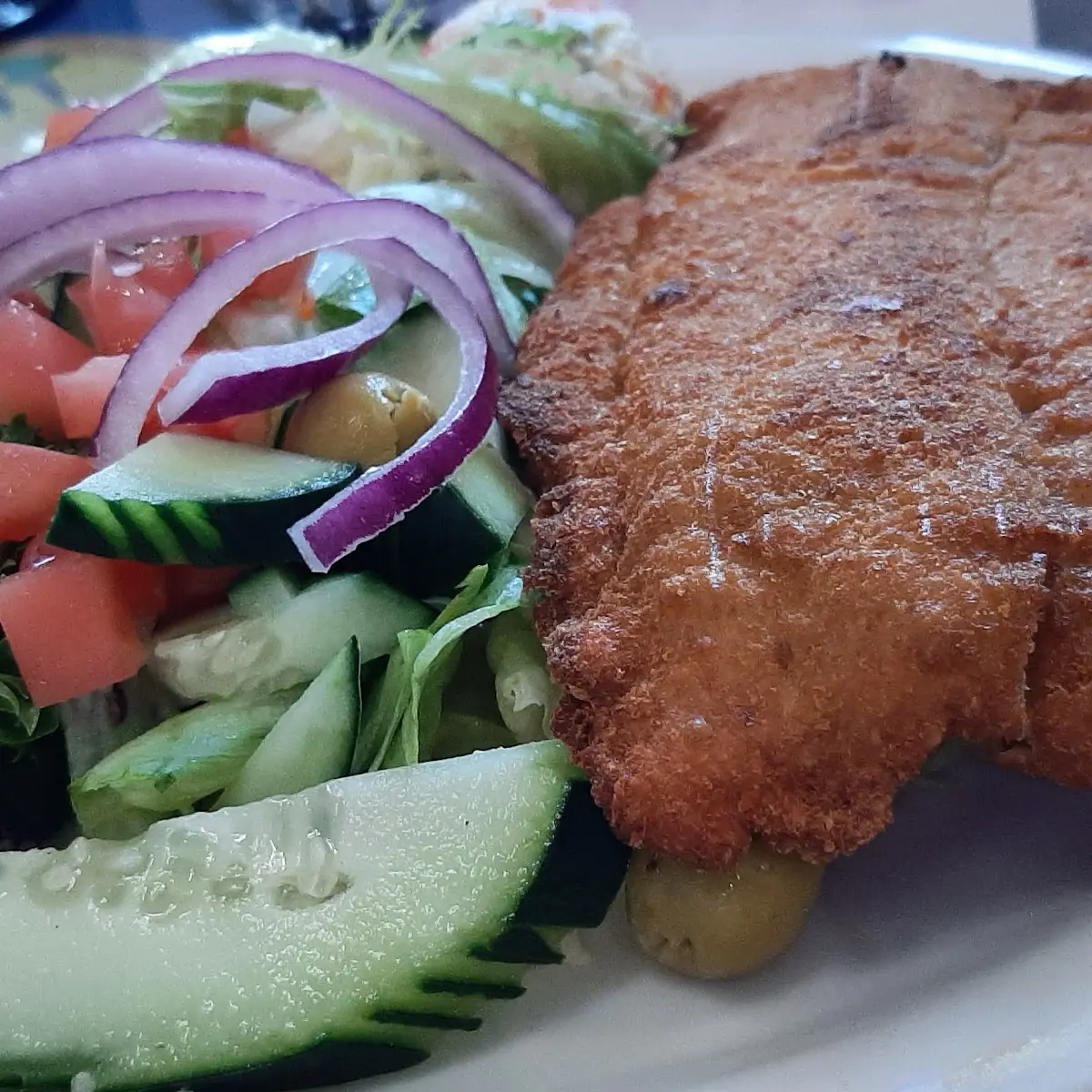 Pescado Frito Con Ensalada