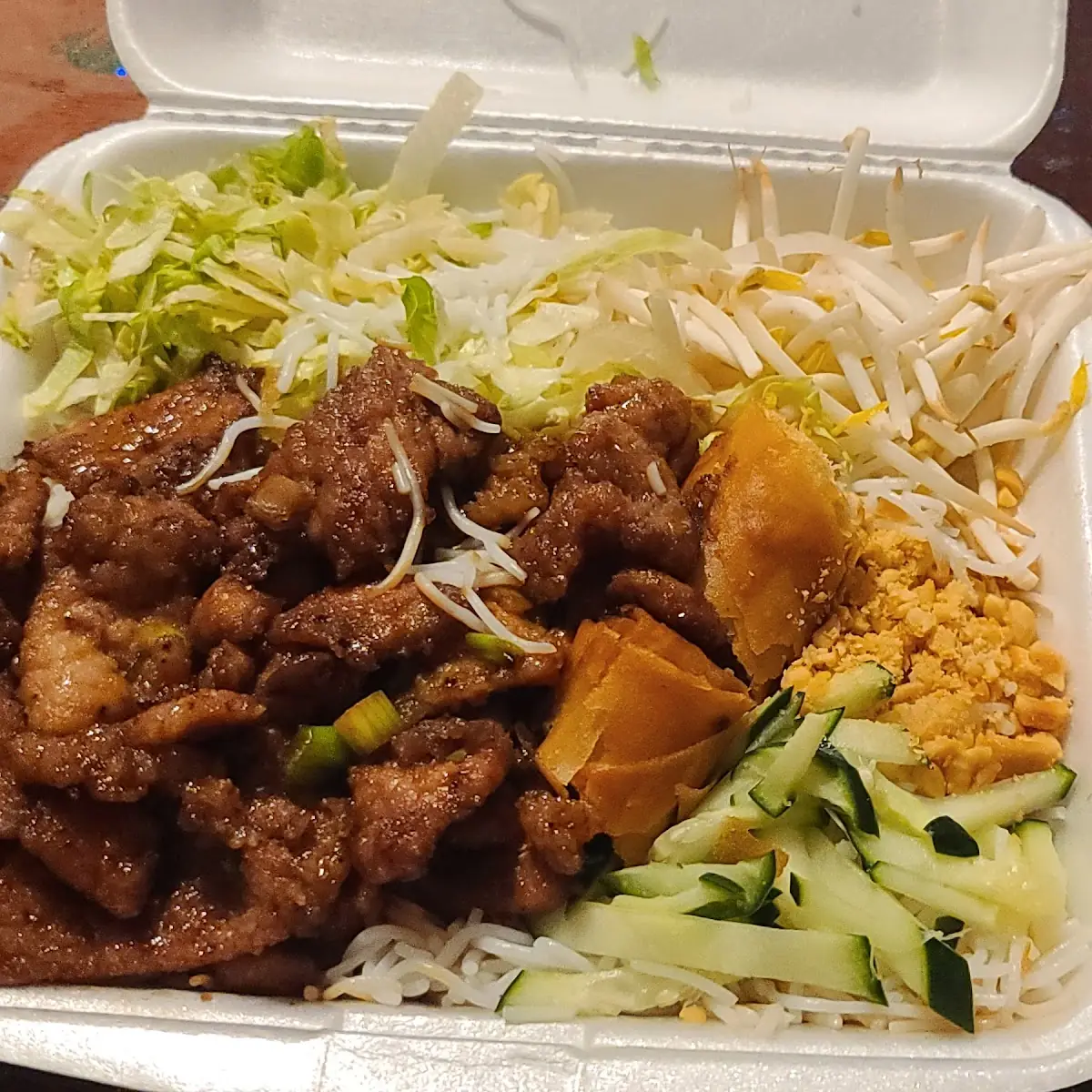 Vermicelli w Grilled Pork & an Egg Roll