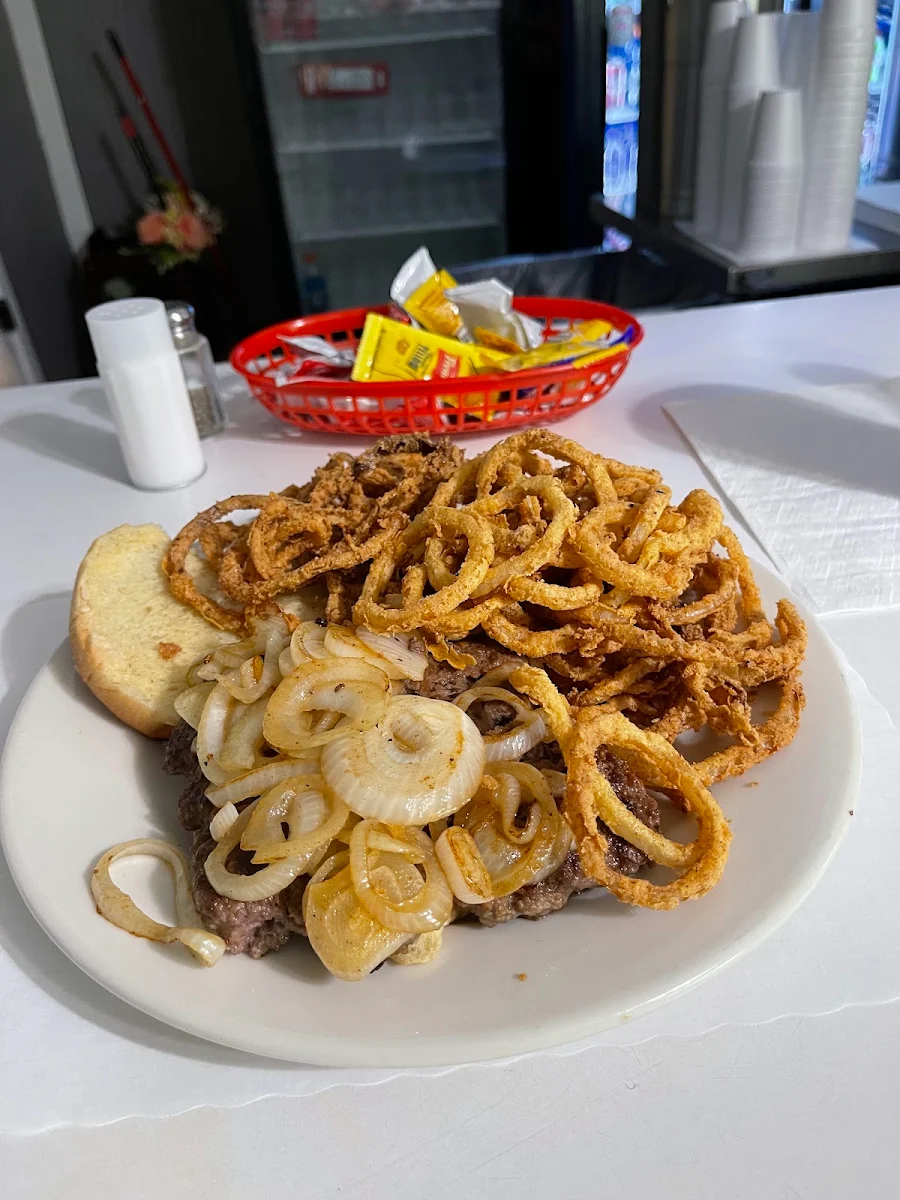 Cheeseburger with Onion Rings