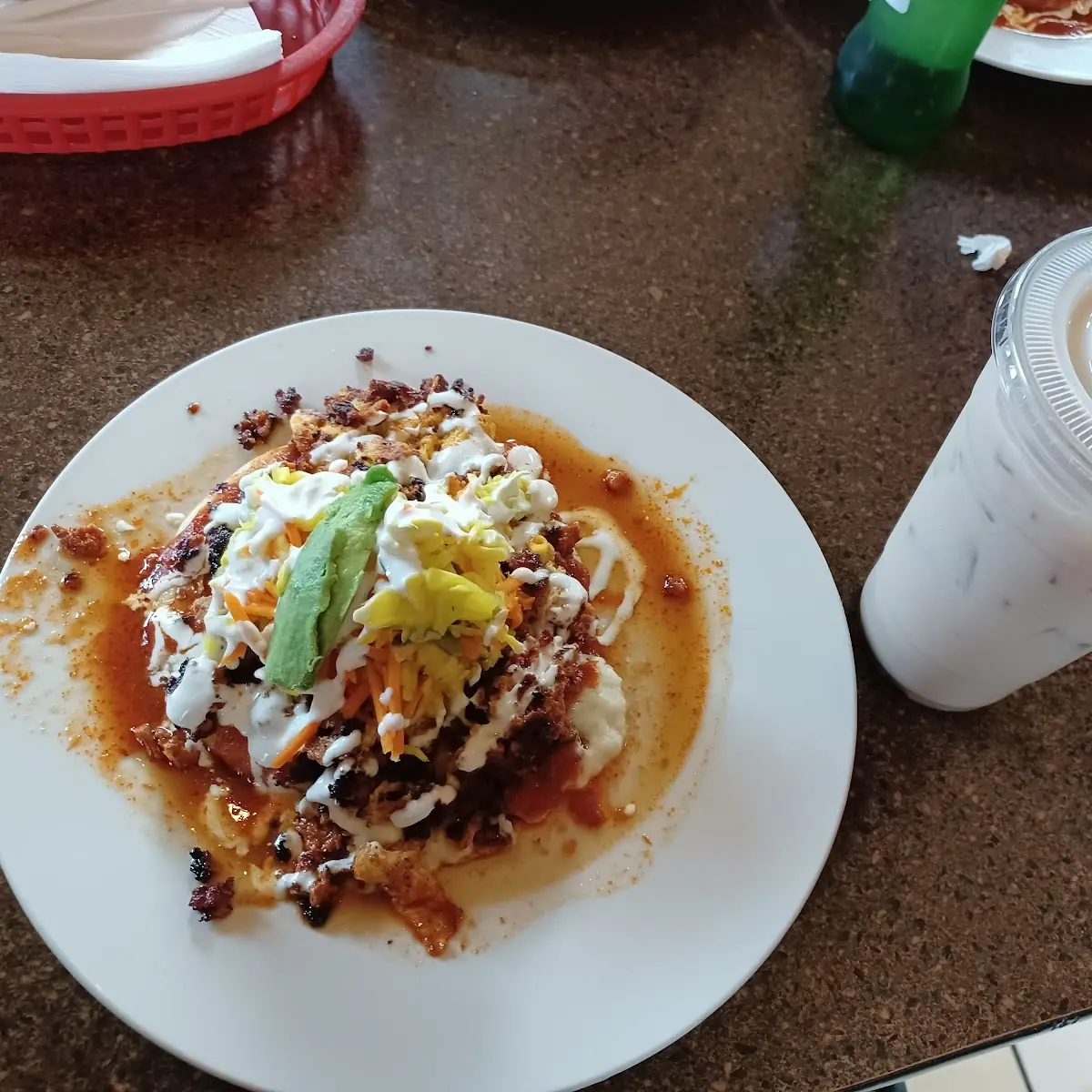 Pupusas De Chicharrón Con Agua De Horchata Con Morro