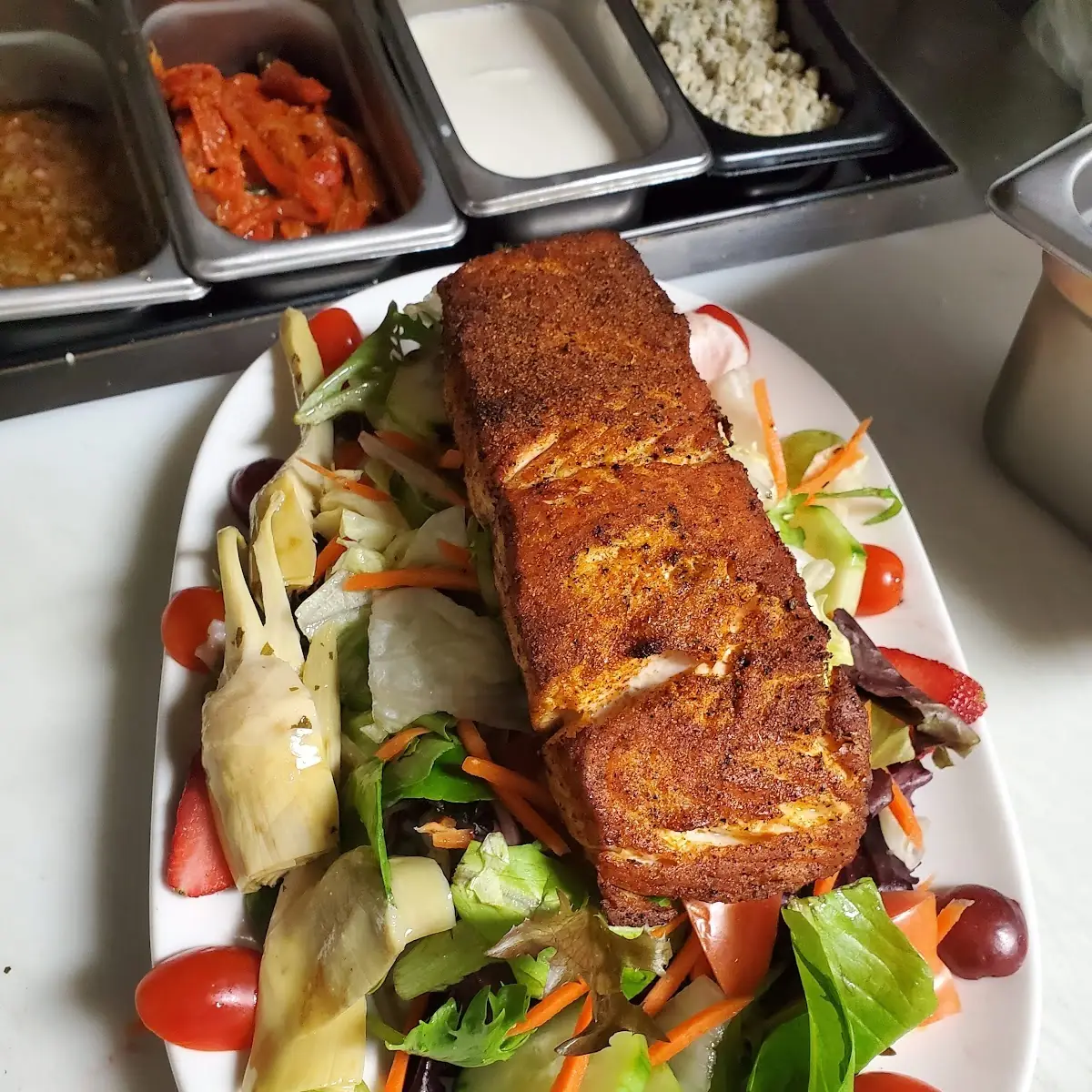Salmón House Salad