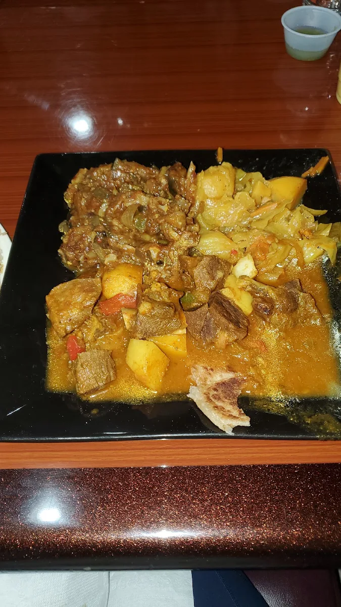Traditional E African Plate w Eggplant & Cauliflower & Mixed Veg