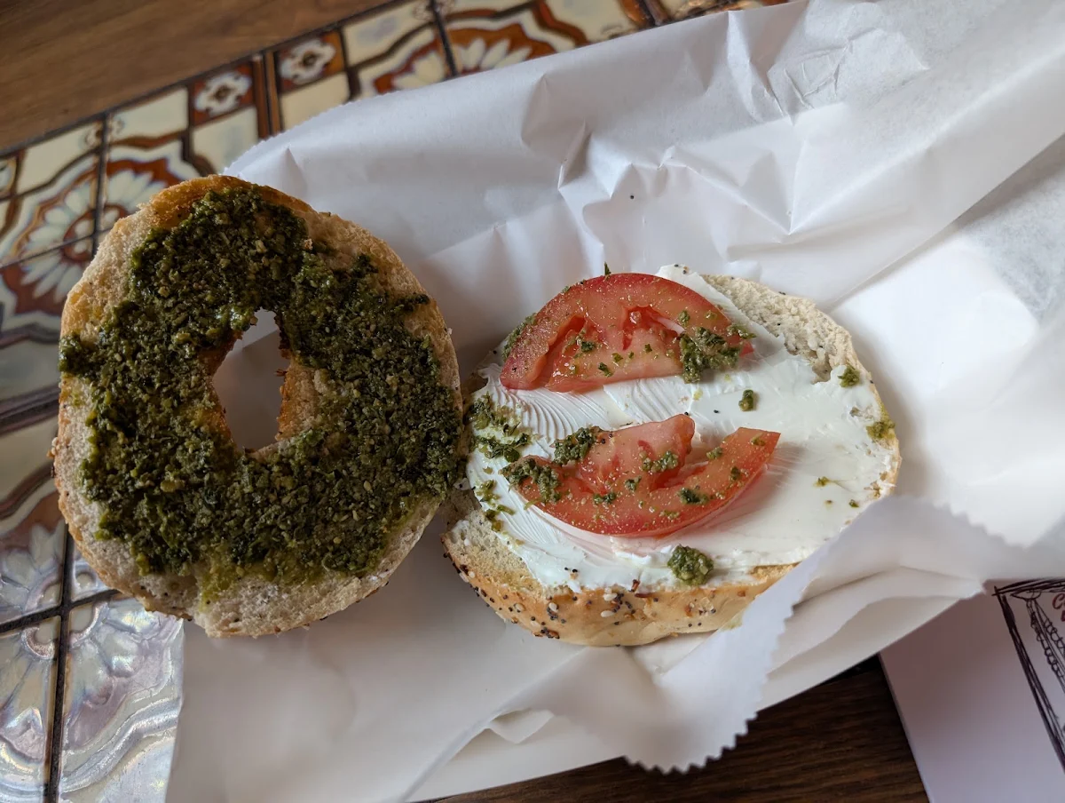 H Nous Pemesto Bagel