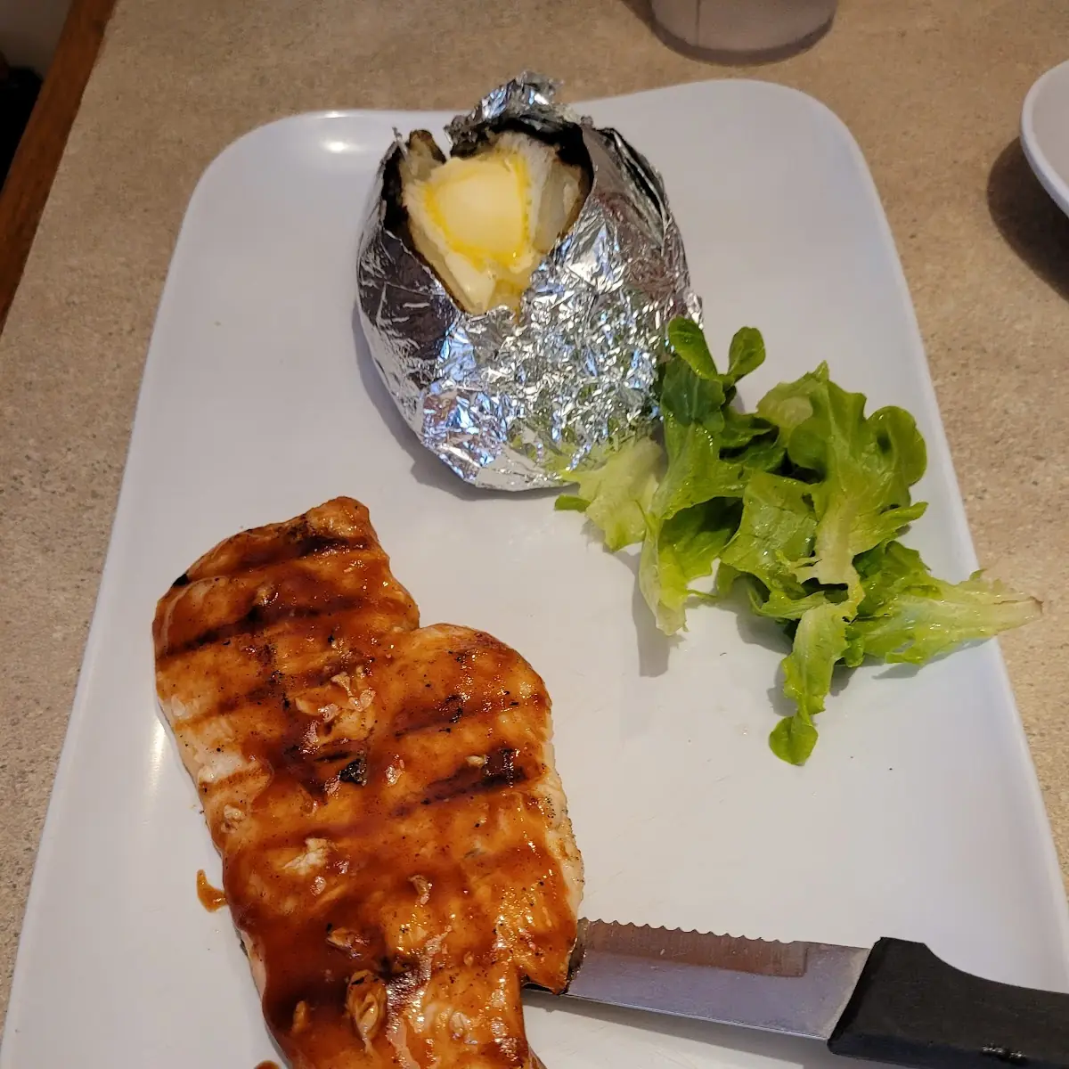 Pechuga de Pollo BBQ Con Papa Asada