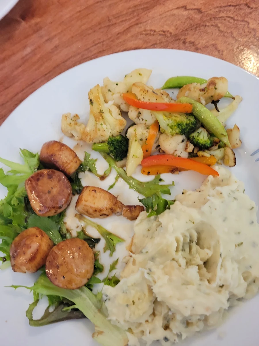 Scallops with Mixed Vegetables and Garlic Smashed Potatoes, Jolly Rogers Grill