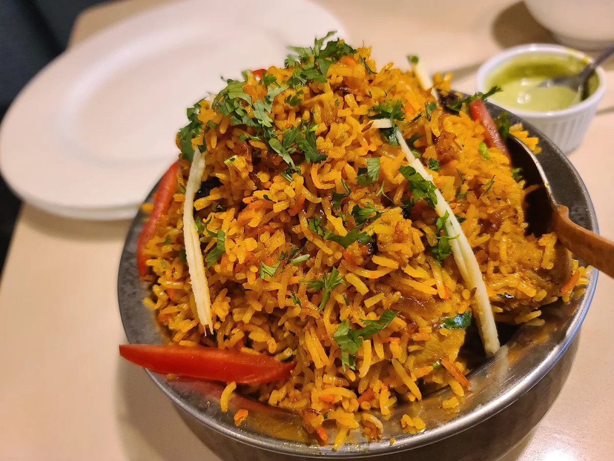 Hyderabadi Dun Chicken Biryani, Guru india restaurant