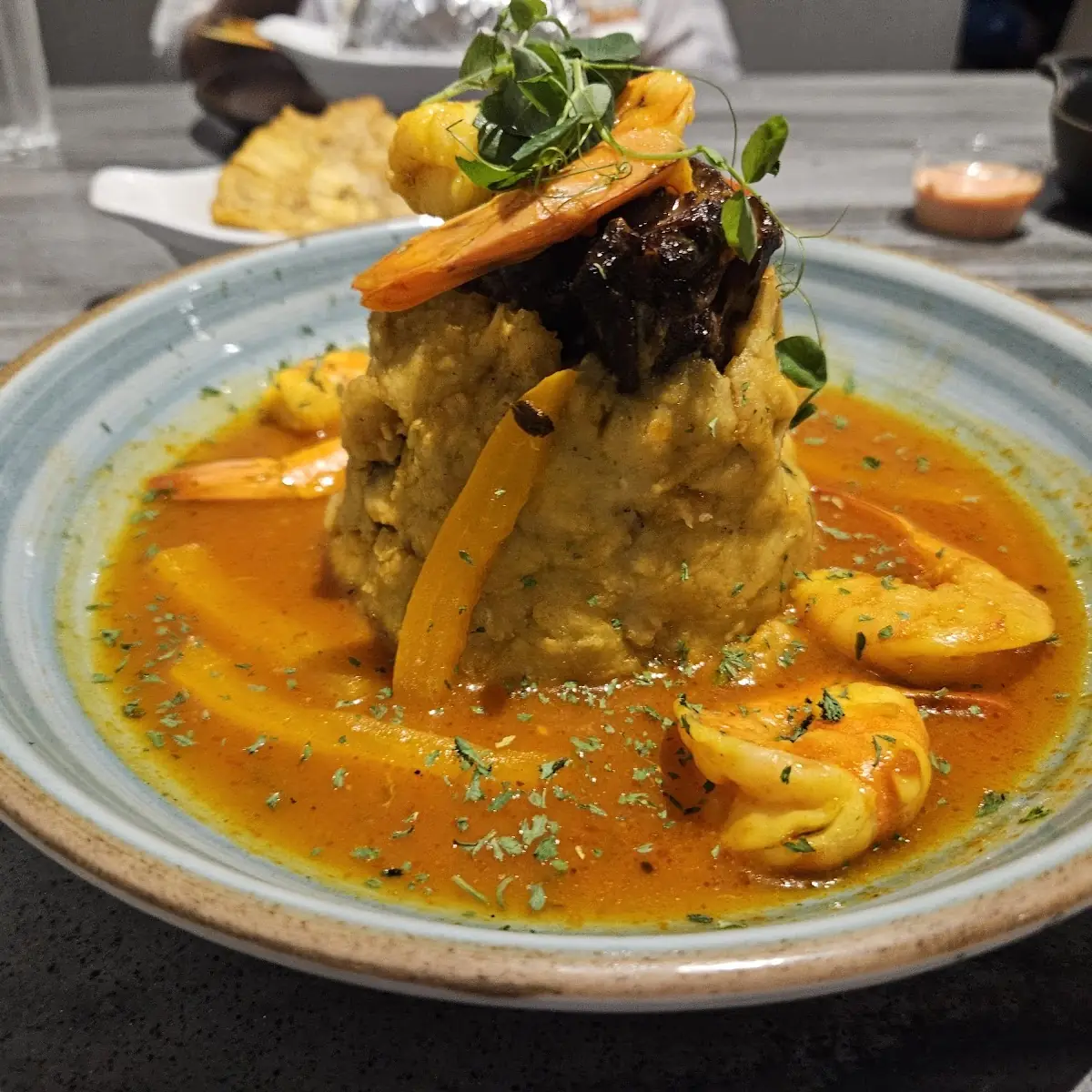 Mofongo Relleno De Pollo En Salsa Criolla