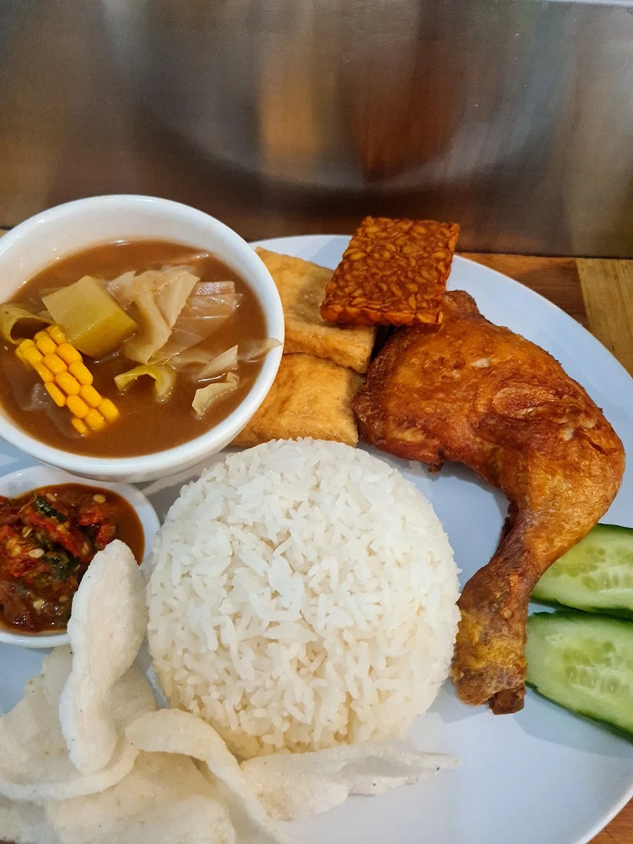 Nasi Putih Ayam Goreng Telor Dadar & Juice, Betawi's Kitchen Indonesian Restaurant