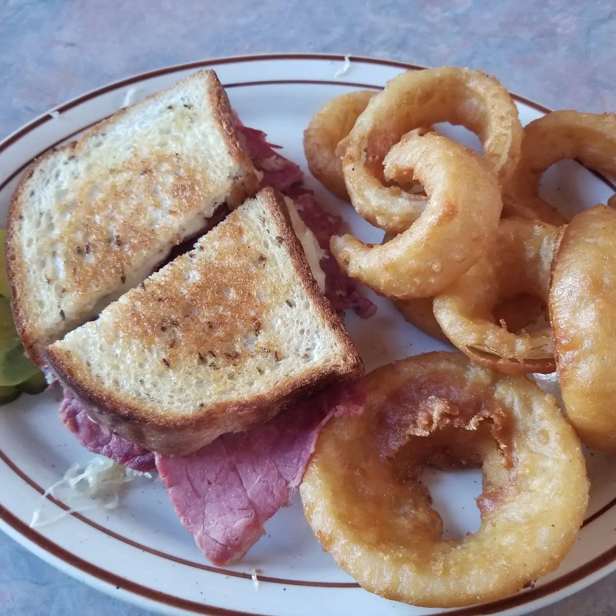 Ruben Sandwich w Onion Rings