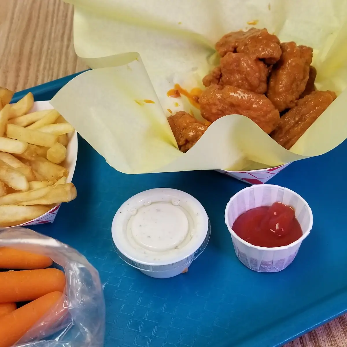 Boneless Wings w Fries