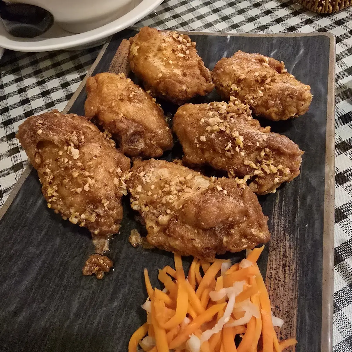 Hot Garlic and Salty Chicken Wings