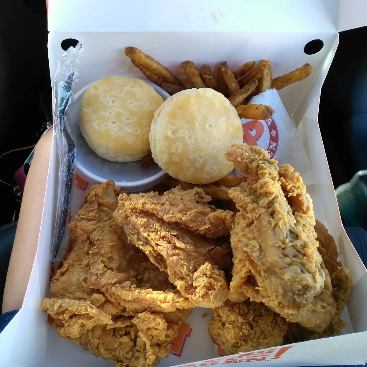 Pollo Fritto Patatine E Biscuits