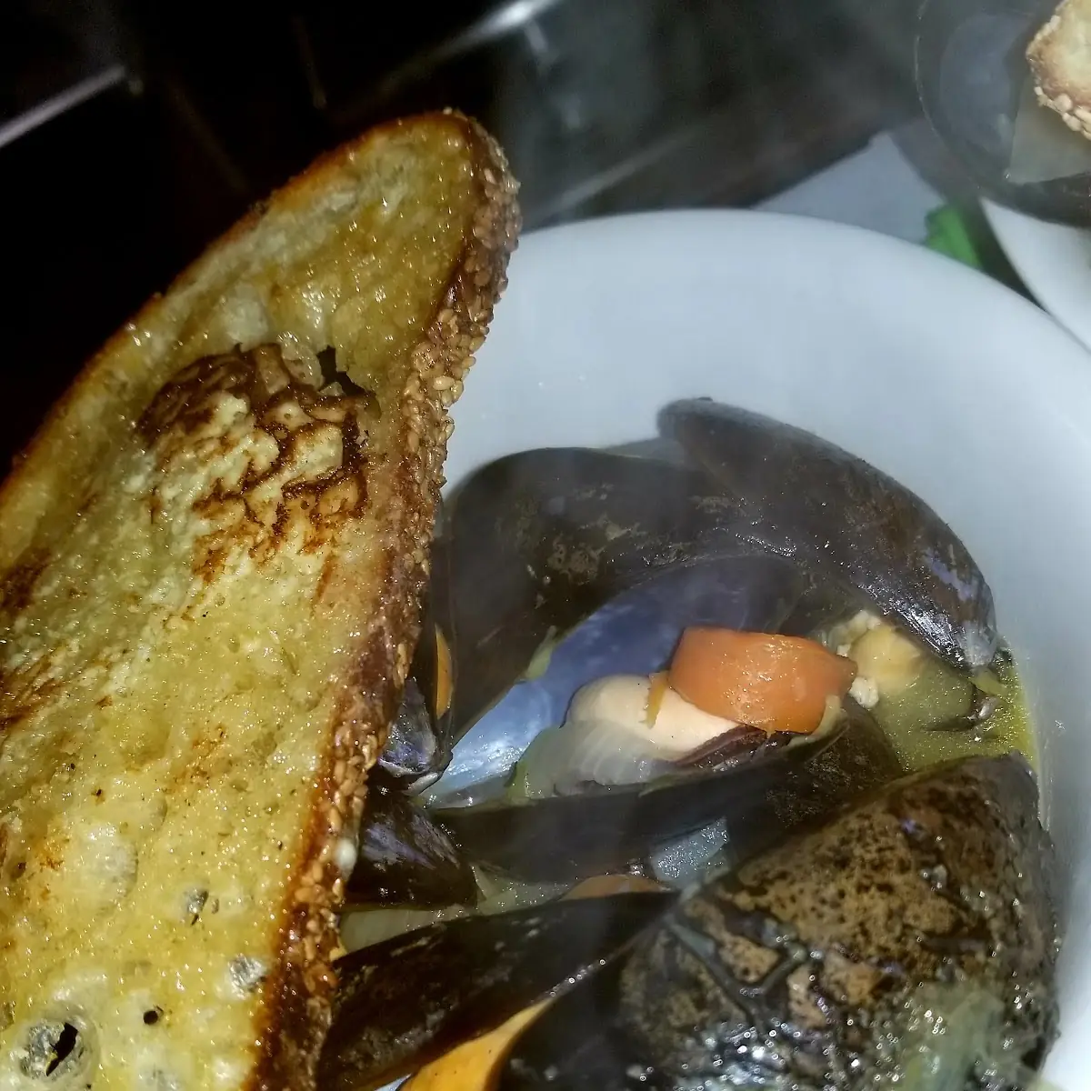 Steamed Mussels and Garlic Bread
