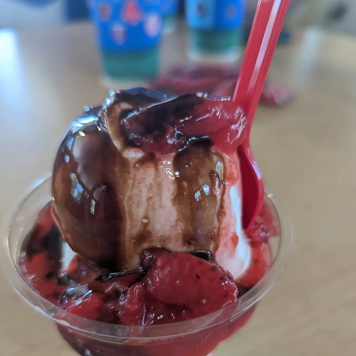 Strawberry Sundae w Chocolate