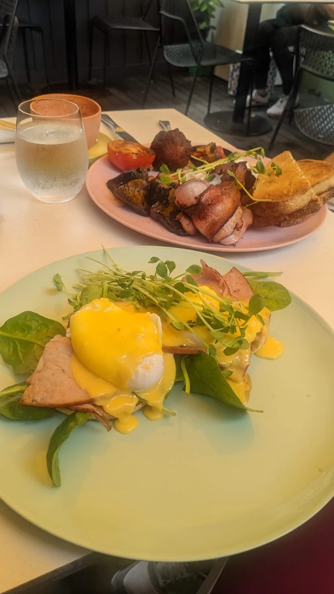 Eggs Benedict, Wayne's Place