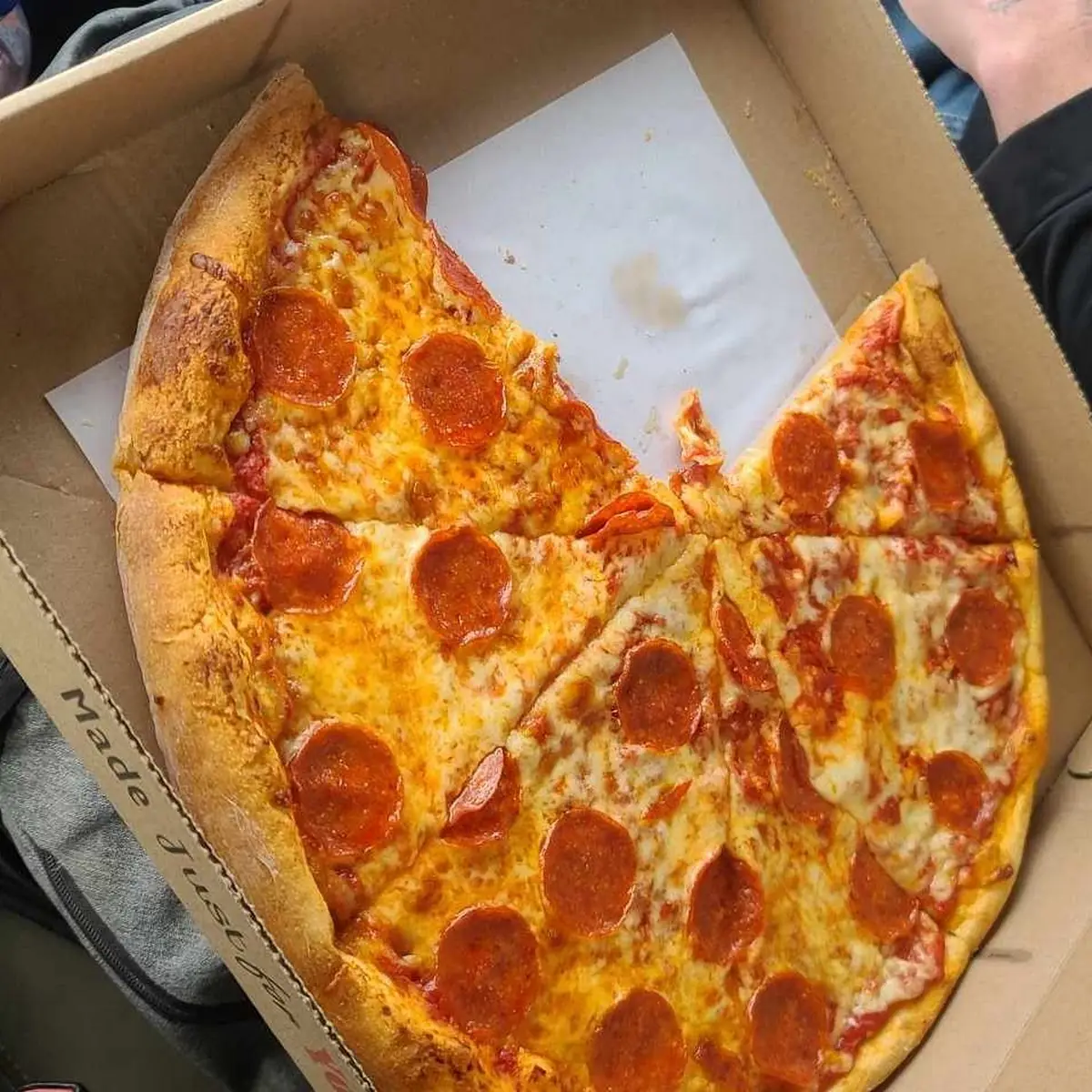 Large Pepperoni Pizza