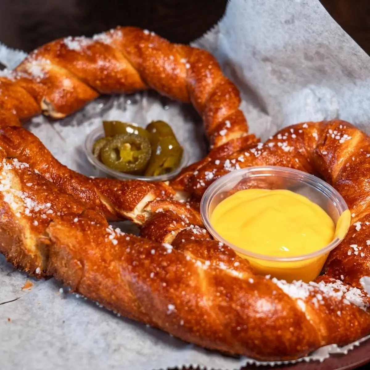 Giant Pretzel Con Queso