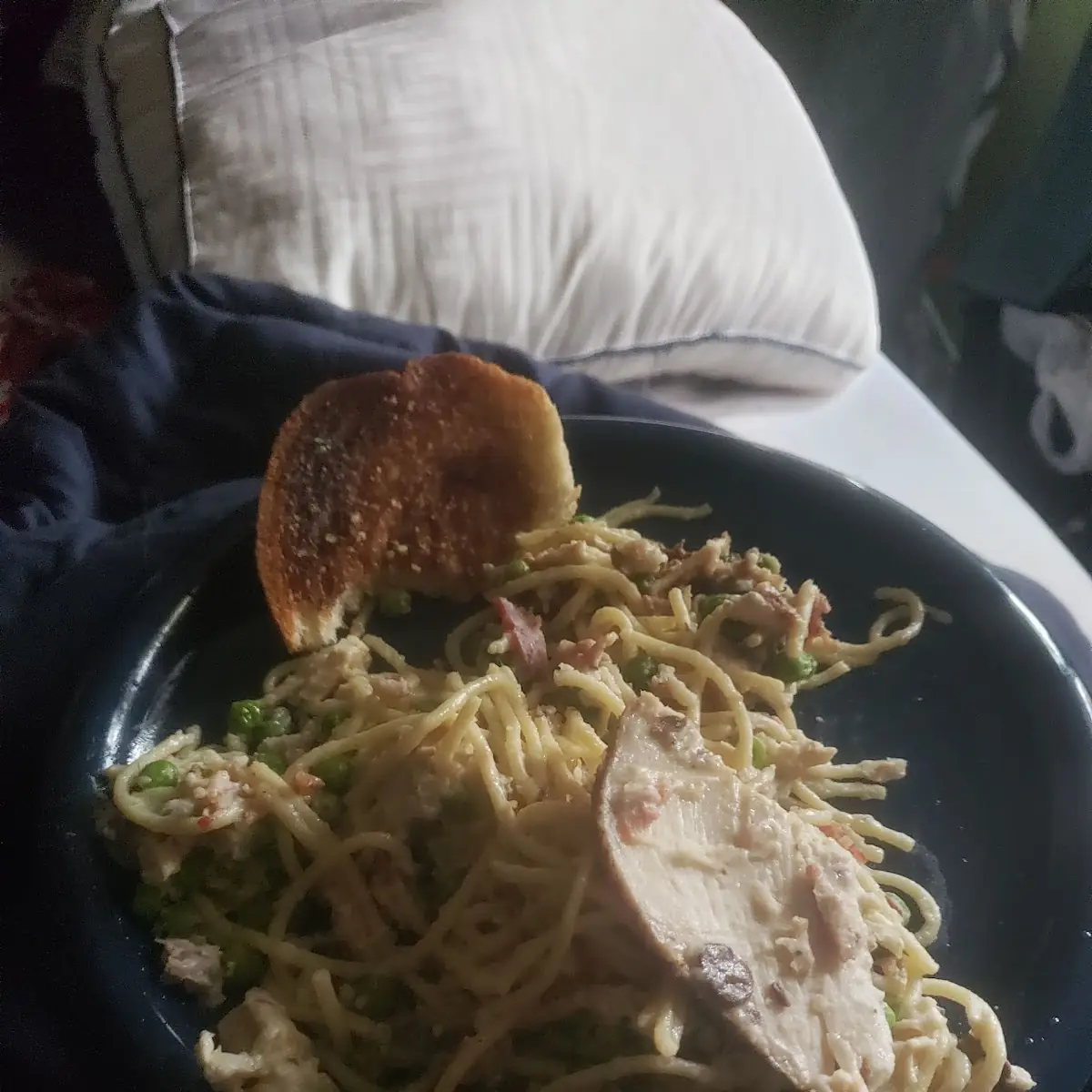 Chicken Alfredo with Garlic Bread