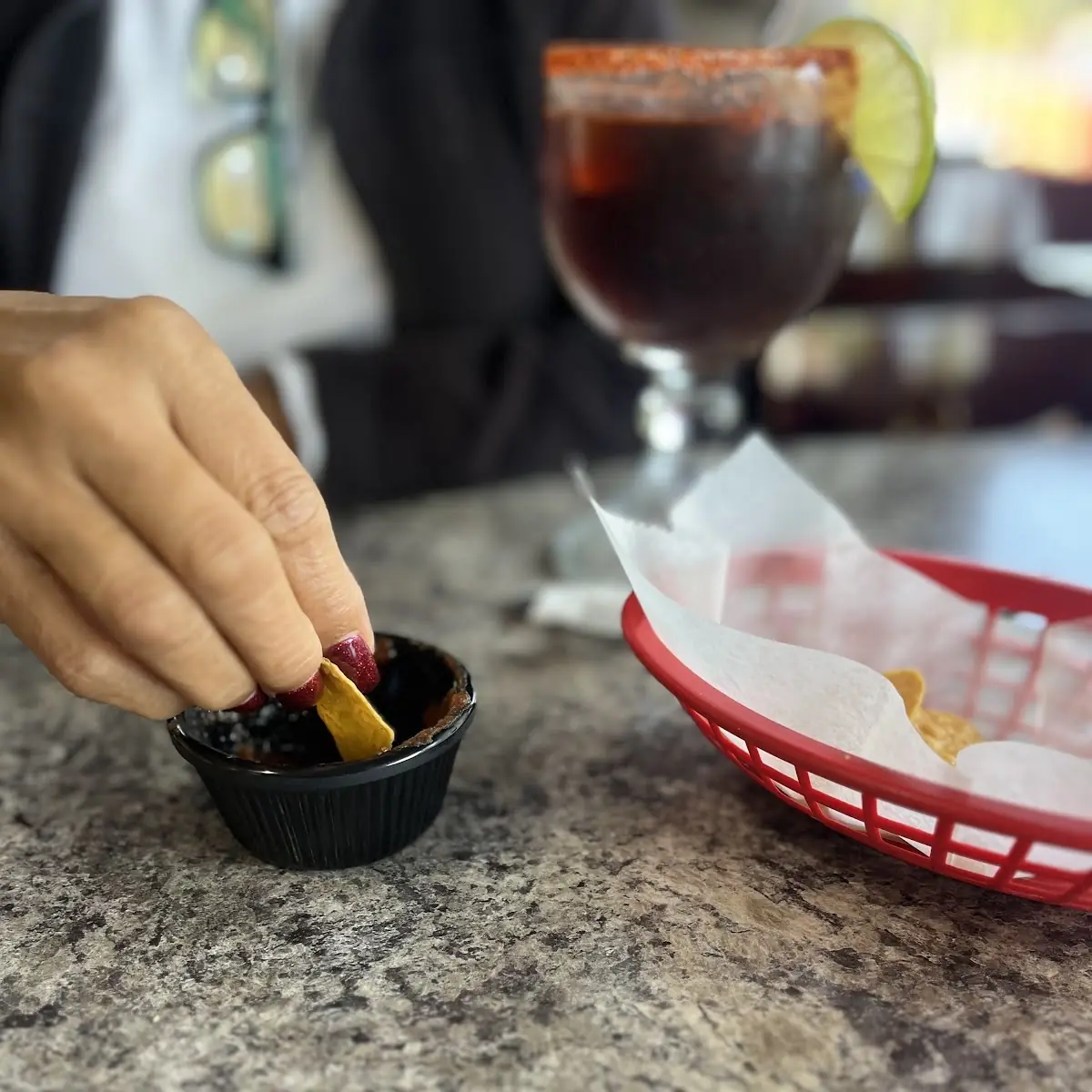 Sangría Preparada Y Chips Con Salsa