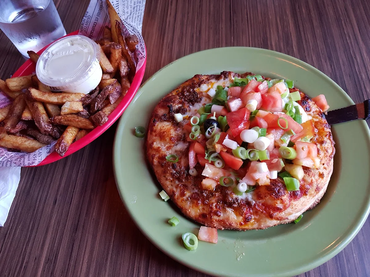 Pizza Mexicain Avec Des Frites Maison Et Leur Fameux Sauce à L'Aneth