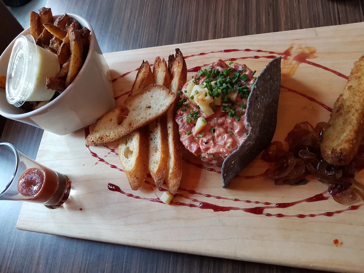 Tartare De Boeuf Avec Des Frites Maison Et Leur Fameux Sauce à L'Aneth