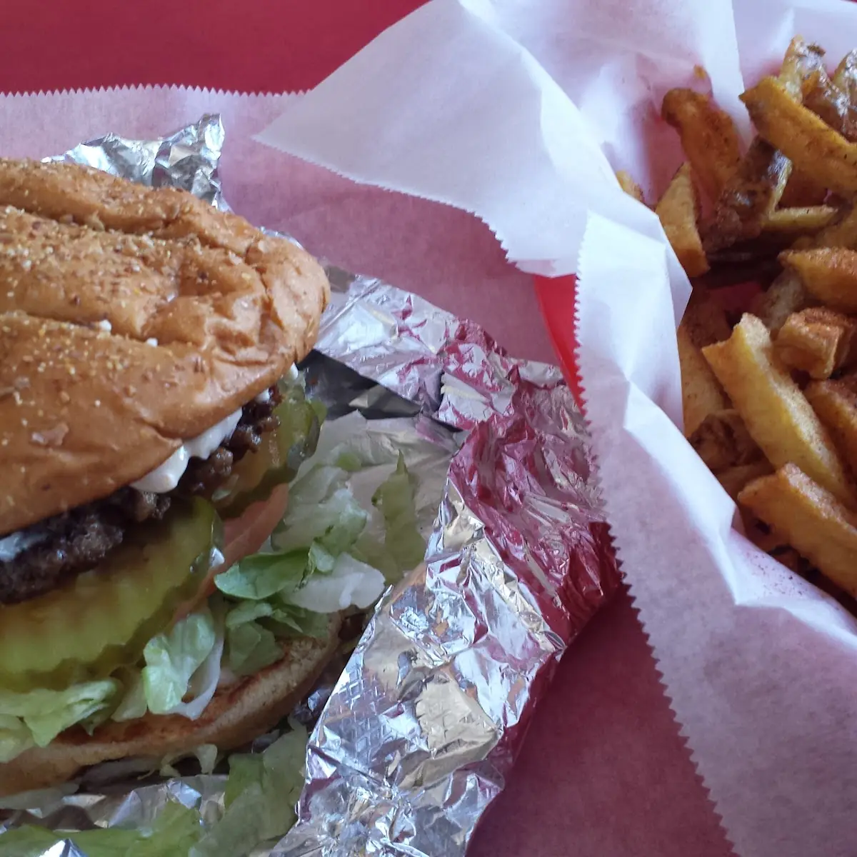 Burger w Cajun Fries