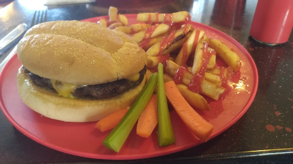 Cheeseburger and Fries, Dari Isle Drive-In