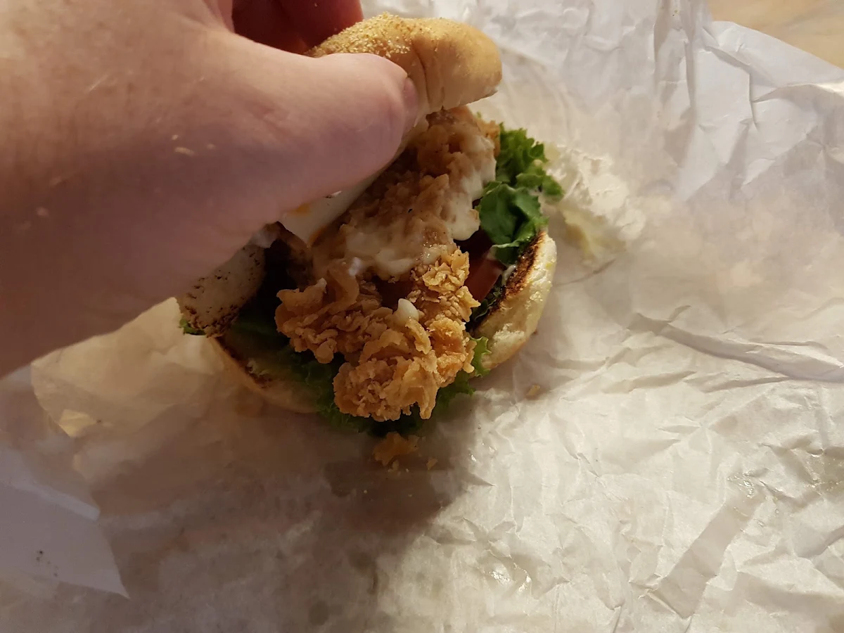 No.8 burger de poulet Fri-Fou, frite, breuvage / No.8 Manic Chicken Burger, Deep Fried, Beverage