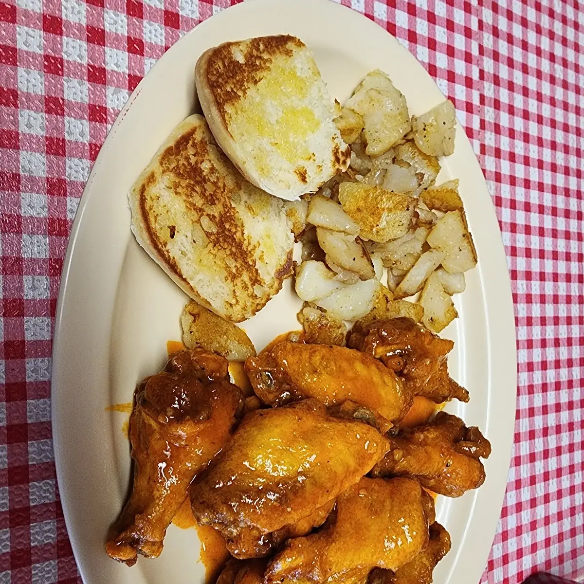 Chicken Wings with Fried Potatoes