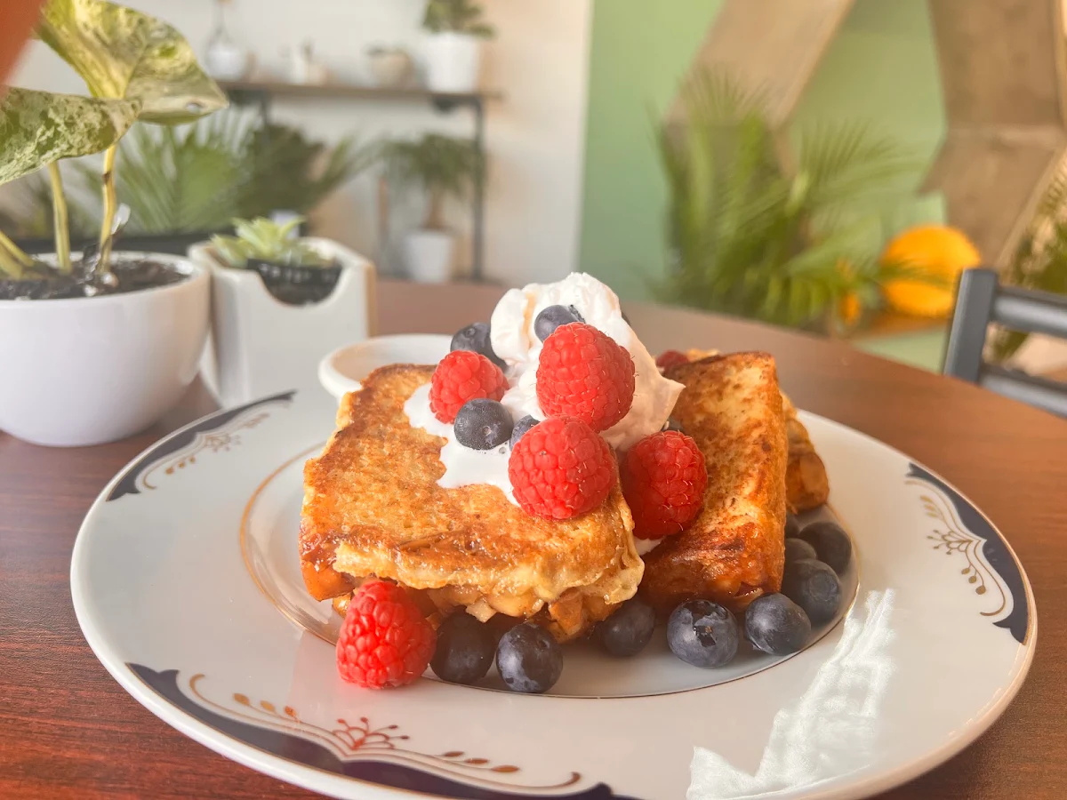 French Toast w Berries & Cream