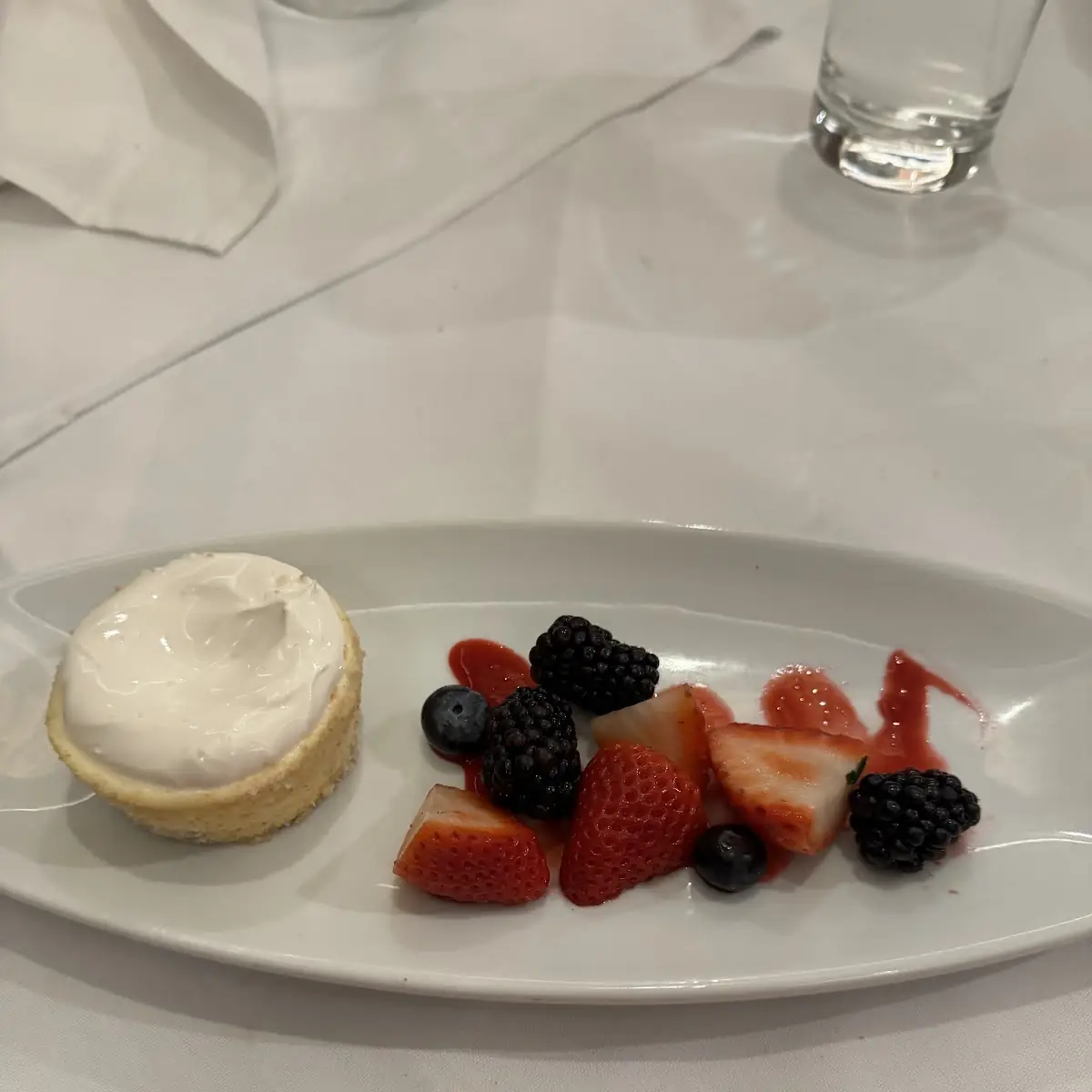 Clásico Cheesecake with Fresh Fruit