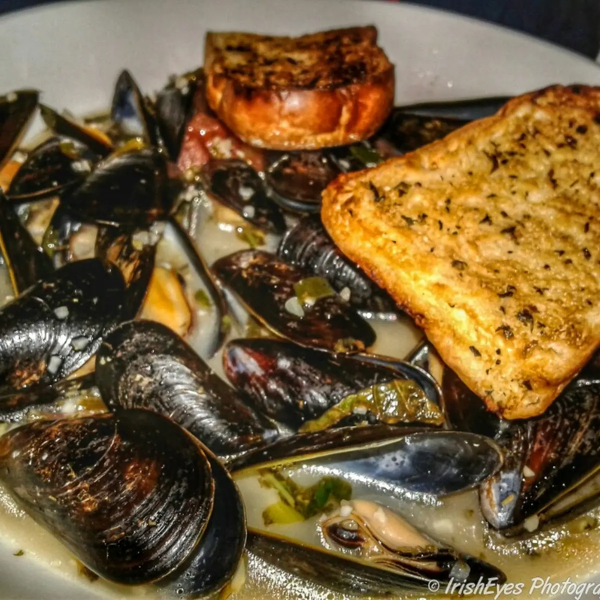 Mussels with Garlic Bread