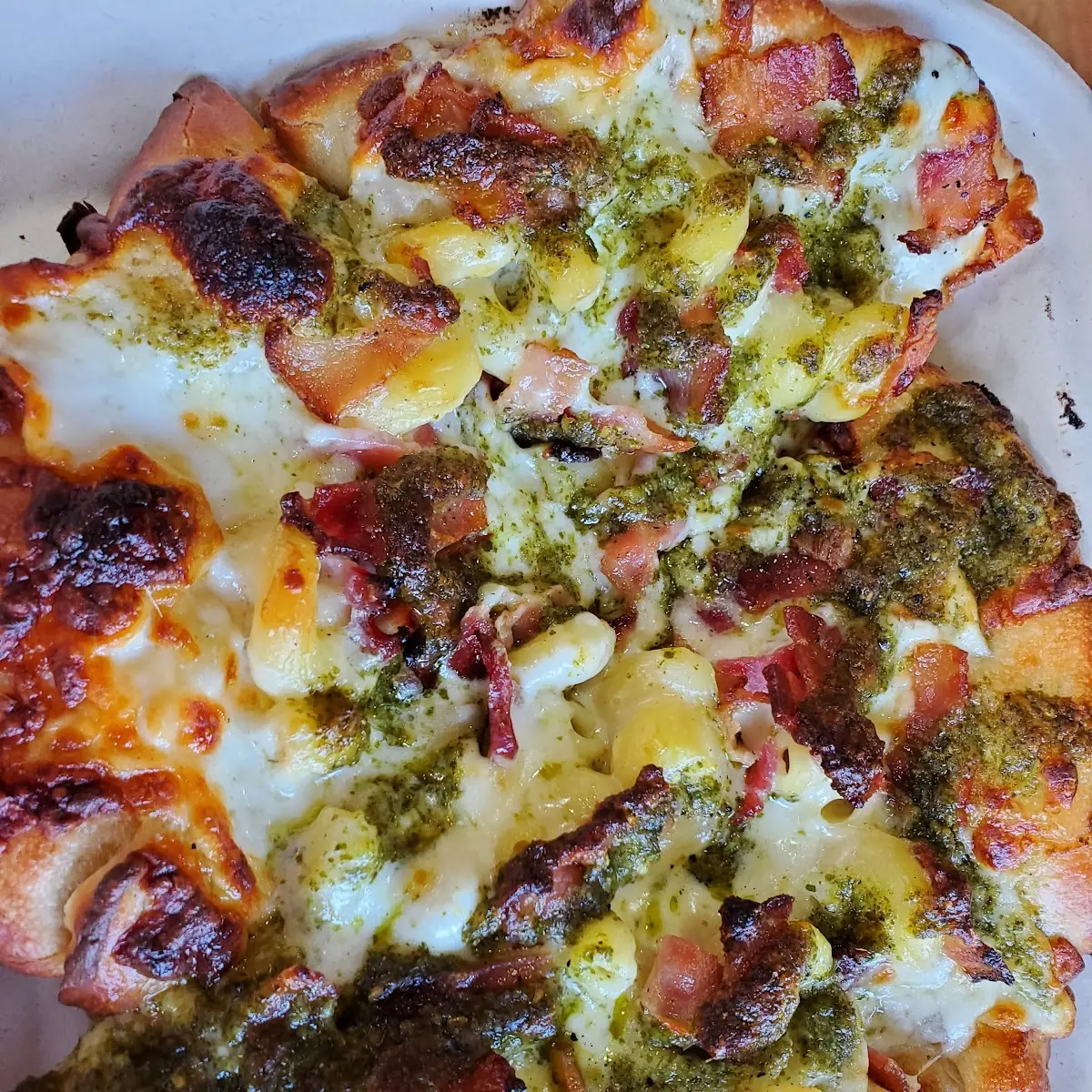 Maya's Bacon Mac 'N Cheese Pizza