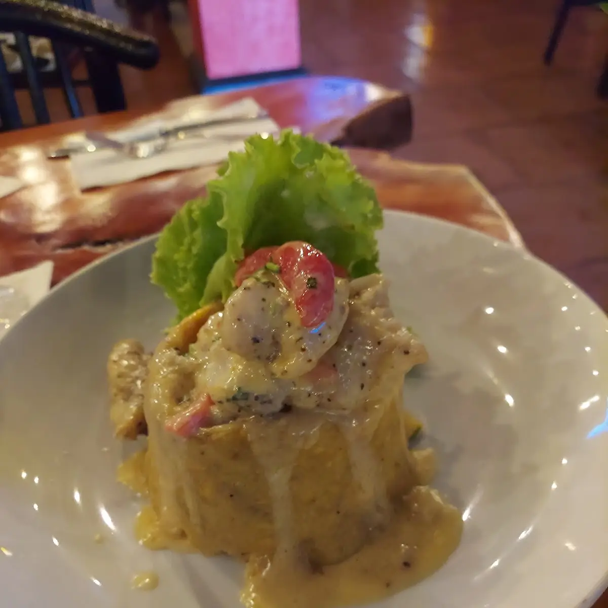 Mofongo Relleno de Camarones En Salsa de Tres Quesos